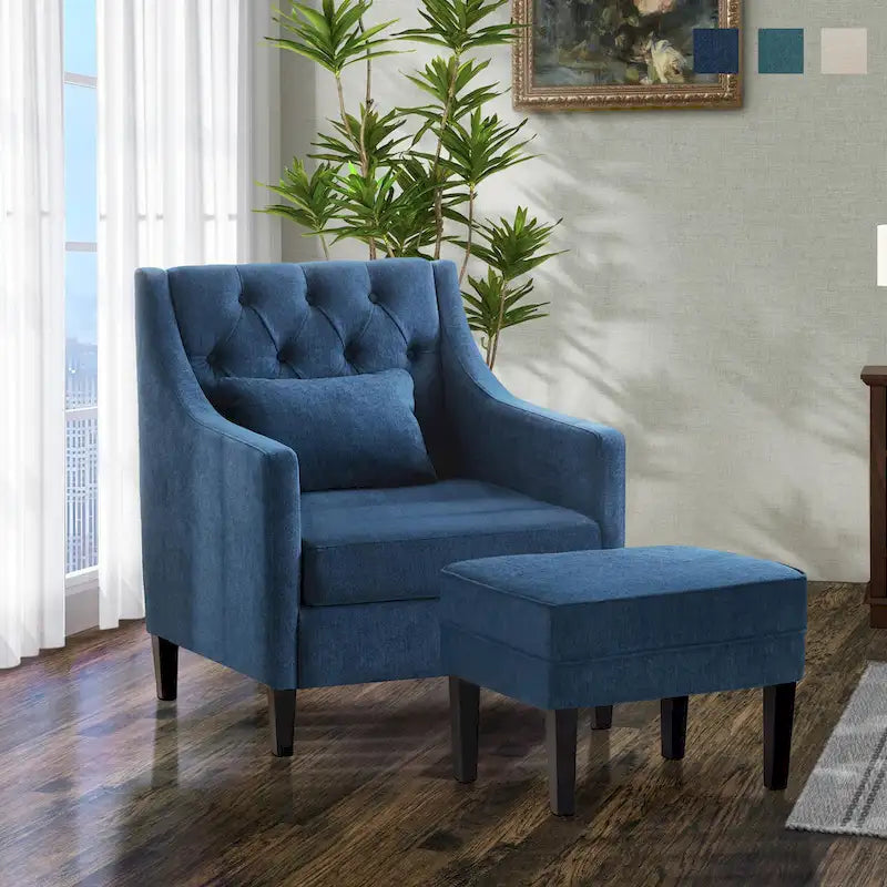 Bequemer Clubsessel mit Hocker und Kissen