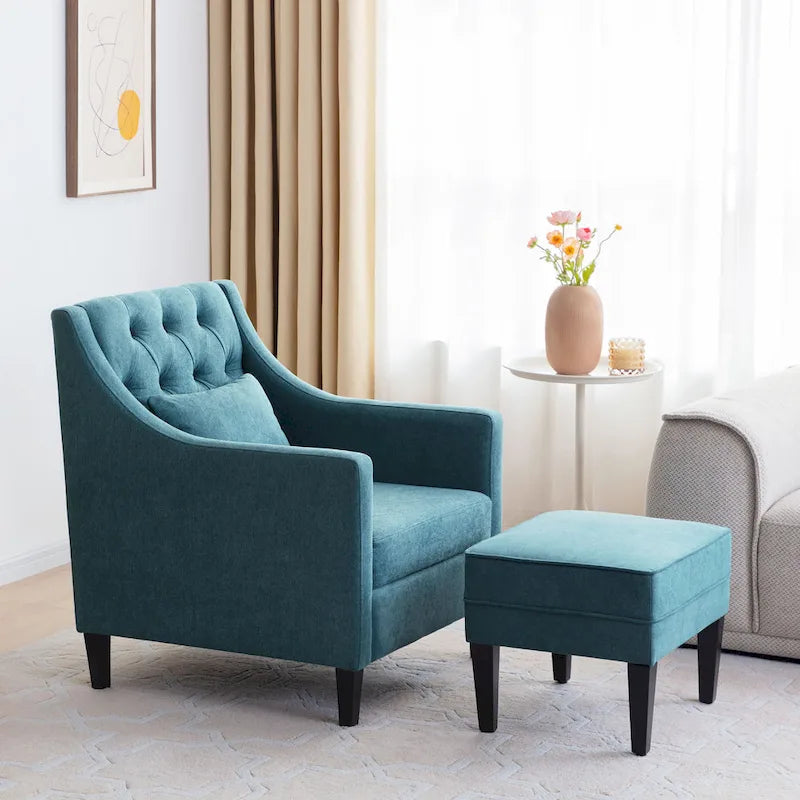 Bequemer Clubsessel mit Hocker und Kissen