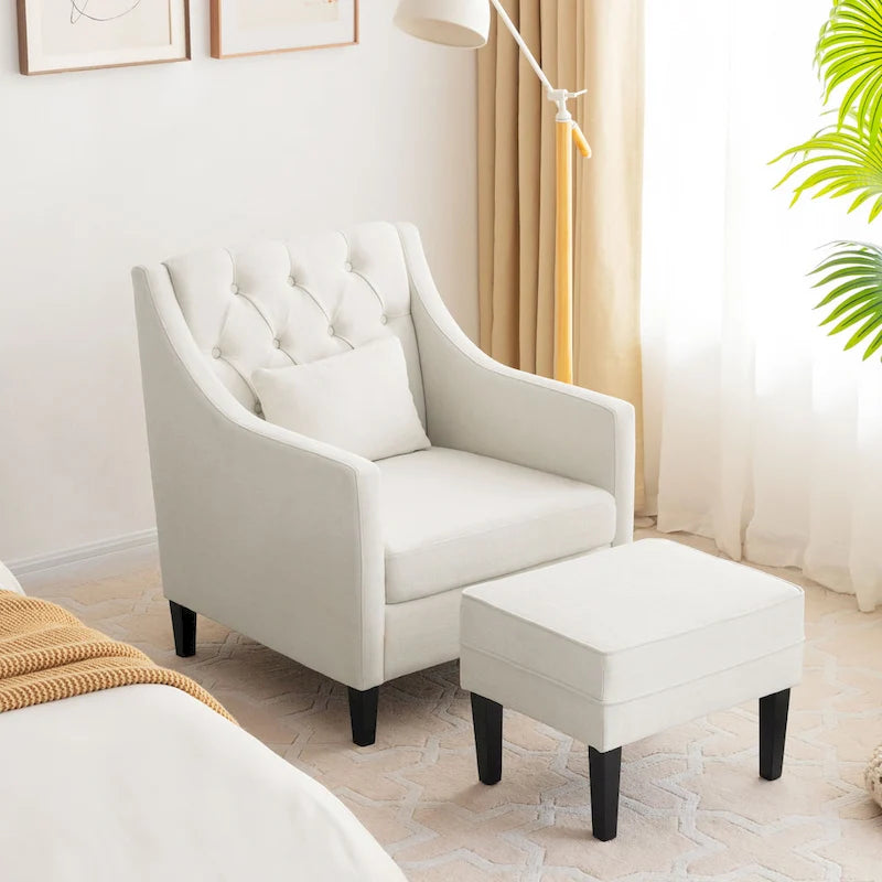 Bequemer Clubsessel mit Hocker und Kissen