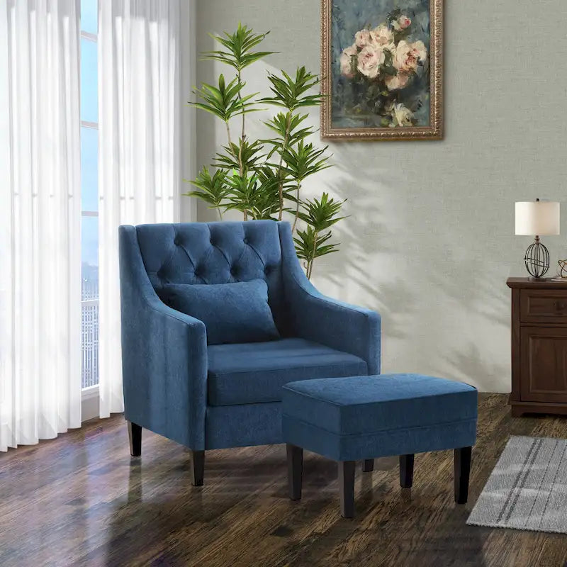 Bequemer Clubsessel mit Hocker und Kissen