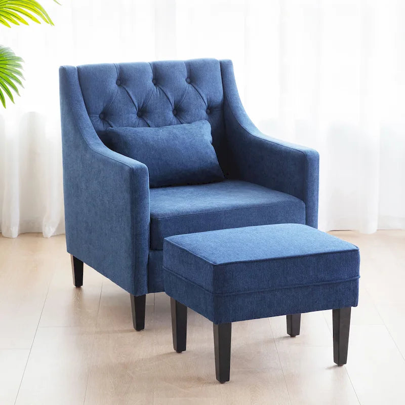 Bequemer Clubsessel mit Hocker und Kissen