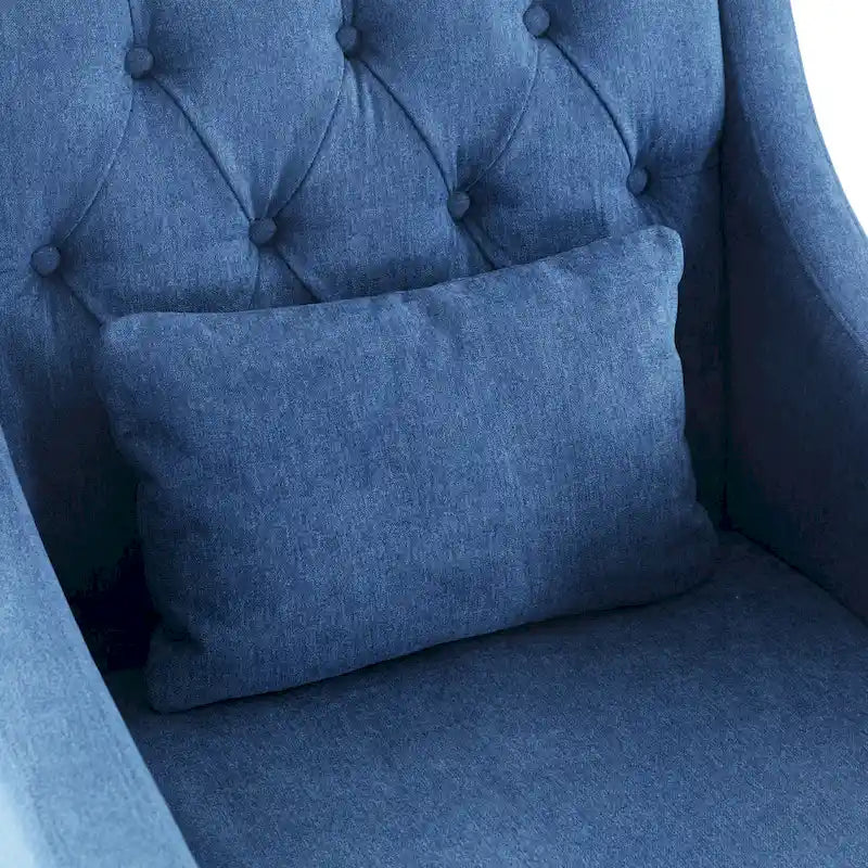 Bequemer Clubsessel mit Hocker und Kissen